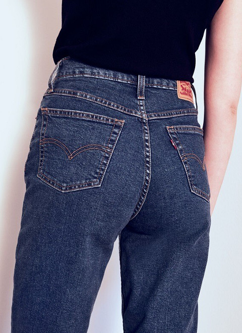 Эта модель — абсолютный лидер на рынке денима во всем мире. Moms jeans носят все: от обычных подростков до звезд мировой величины, а еще это был любимый фасон джинсов принцессы Дианы. Они...