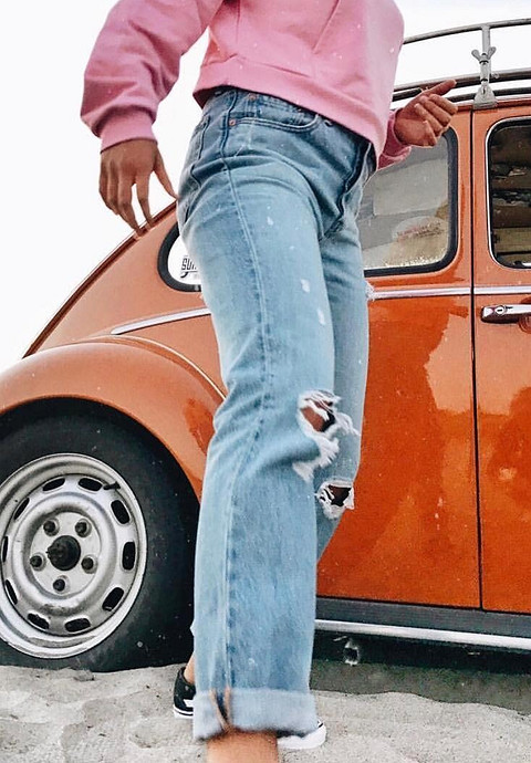 В одно время рваные джинсы пропали с модных радаров, однако сейчас по популярности они находятся на равных позициях с прямыми моделями. Наиболее предпочтительными вариантами у девушек явл...