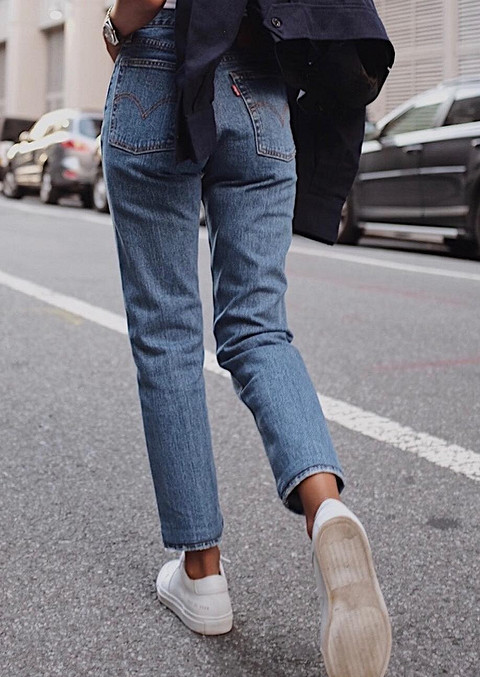Джинсы прямого кроя — вечная классика, которая не подчиняется быстро меняющимся модным тенденциям и времени. Это, наверное, та модель джинсов, которая подойдет любому человеку, если...