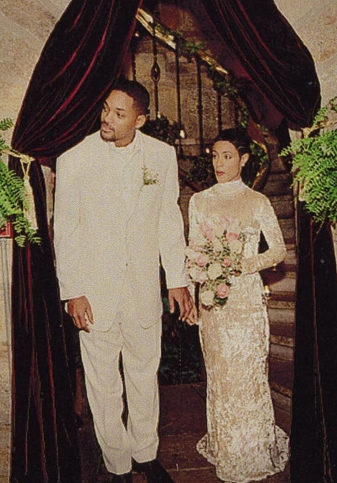Уилл Смитт и Джада Пинкетт поженились в 1997 году. Тогда на пике популярности были бархат и вельвет, чем и решила воспользоваться невеста американского актера. На свадебной церемонии Джад...