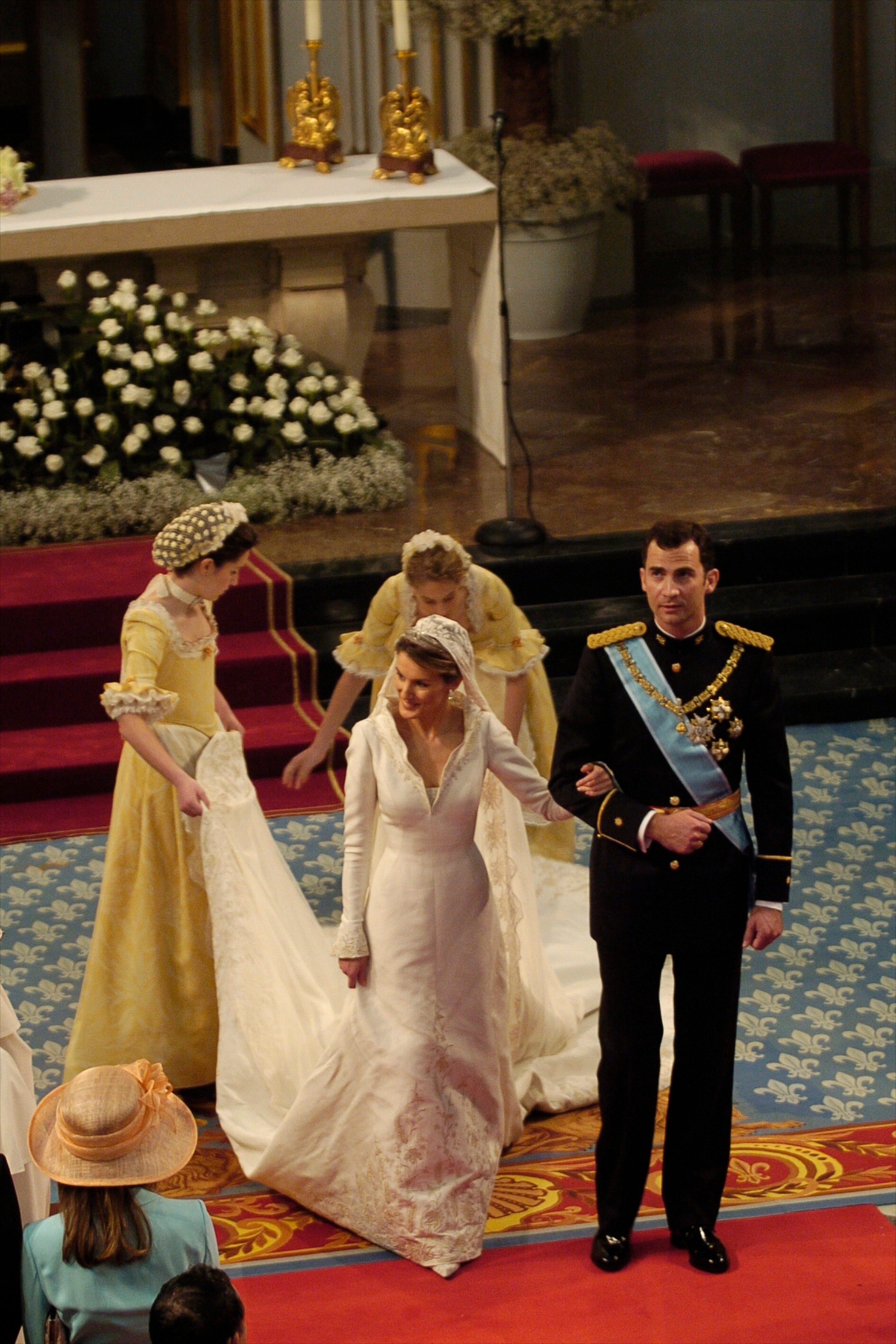В 2004 году состоялась церемония бракосочетания короля Испании Филиппа VI и Летиcии Ортес (ныне королевы Испании). Невеста отдала предпочтение сдержанному платью без богатого декора, чем-...