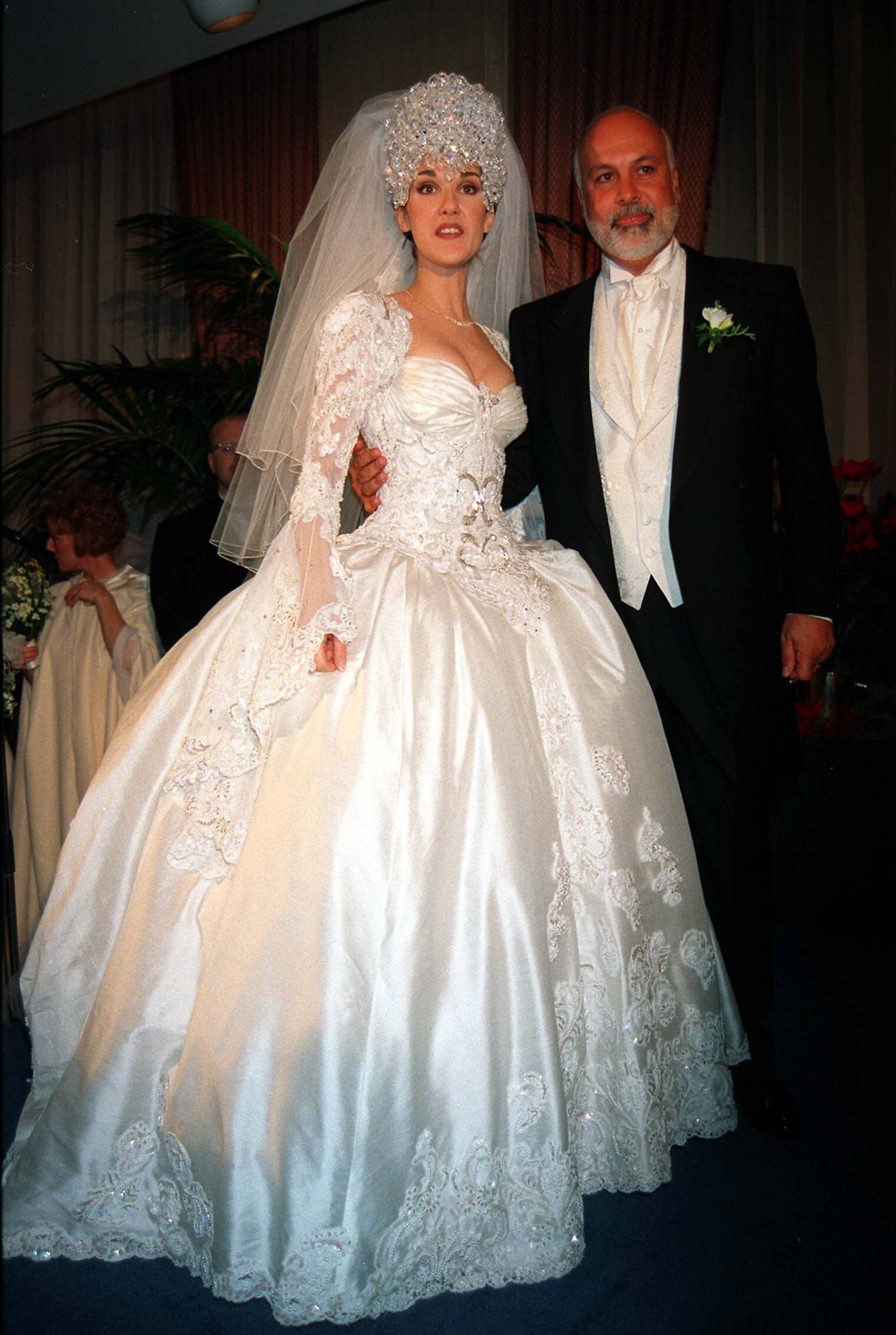 Свадьба легендарной певицы Селин Дион с музыкальным продюсером Рене Анжелила состоялась в декабре 1994 года. Молодая Селин шла под венец в пышном платье с очень открытым декольте, а ее го...