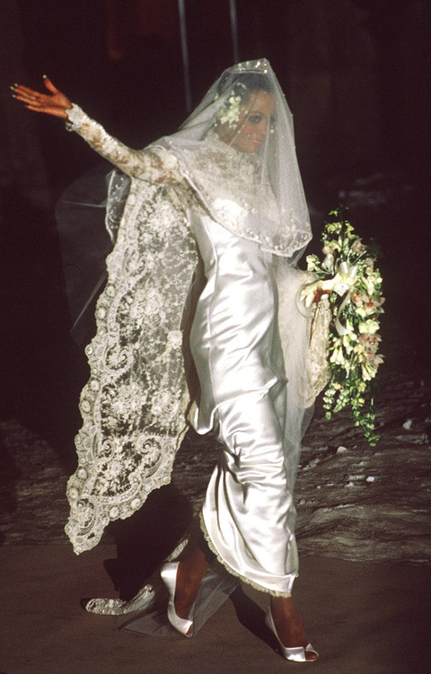 В этом платье американская певица выходила замуж за бизнесмена Арне Несса младшего в 1986 году. Наряд довольно сдержанный, но для того времени — супер-модный. Однако в 2019 году этот дуэт...