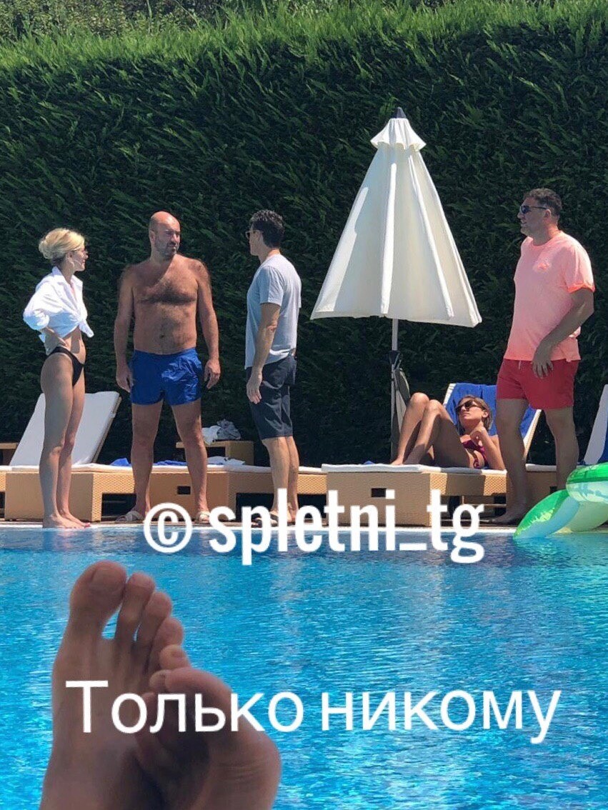 На фото, которое сегодня попало в Сеть, пара наслаждается солнечными ваннами у бассейна. Также в кадре был друг артиста, участник «Квартета И» Ростислав Хаит. 