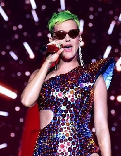 Концертные костюмы, в которых звезды выглядят, как с панели