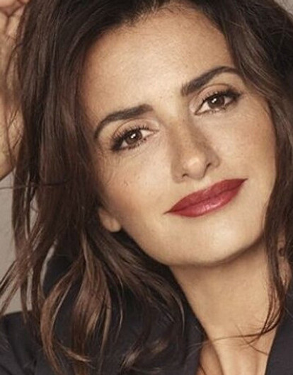 Пенелопа Крус сделала селфи в красном платье с глубоким декольте