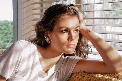 Кайя Гербер избавилась от бровей ради новой фотосессии для Versace