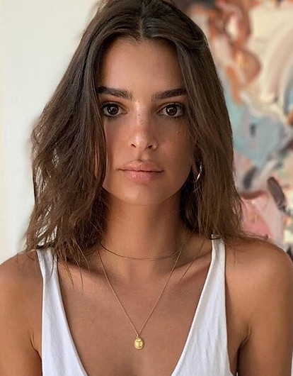 Эмили Ратаковски сделала из рубашек мужа сексуальные летние накидки