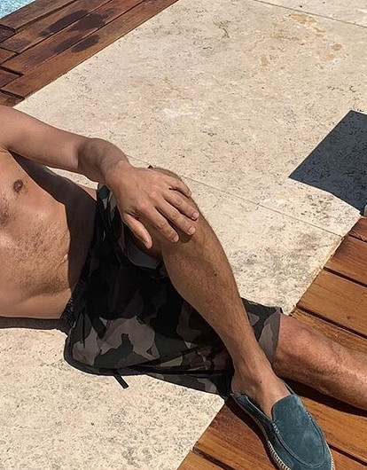 Молодая жена Сергея Шнурова приласкала его на пляже (видео)