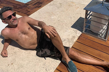 Молодая жена Сергея Шнурова приласкала его на пляже (видео)