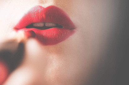 Как правильно подобрать красную помаду по цвету лица и тону кожи: советы визажиста