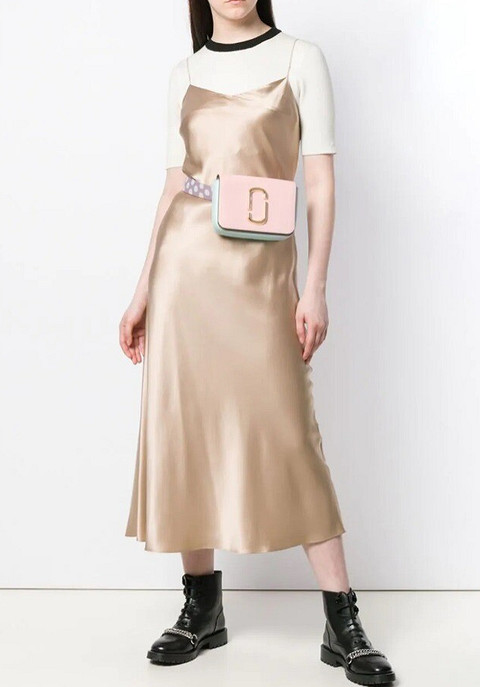 Поясная сумка — тот незаменимый аксессуар, который поможет сбалансировать вещи разной стилистической направленности. Например, сексуальное платье-сорочка будет гармонично смотреться с кро...