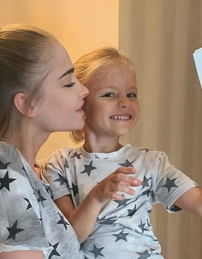 «Мы уедем жить в Лондон»: Алена Шишкова с дочерью Алисой перепела хит Лепса и Тимати (видео)