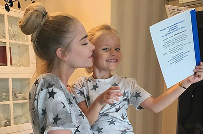 «Мы уедем жить в Лондон»: Алена Шишкова с дочерью Алисой перепела хит Лепса и Тимати (видео)