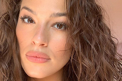 Эшли Грэм показала, как носить купальник с поясом