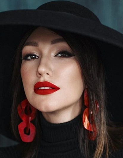 «Родовой процесс начался на съемках»: певица Согдиана родила сына