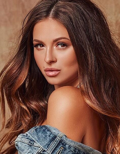 Нюша показала, как сделать макияж с помощью груди (видео)