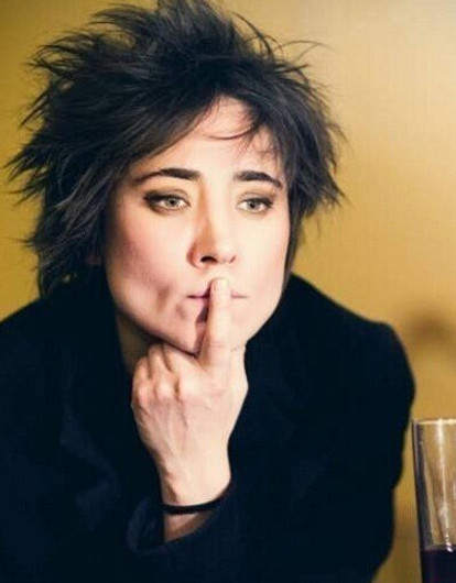 Фанат разбил Mercedes Земфиры возле ее дома