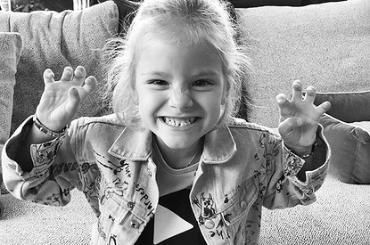 Пятилетняя дочь Алены Шишковой примерила мамины парики