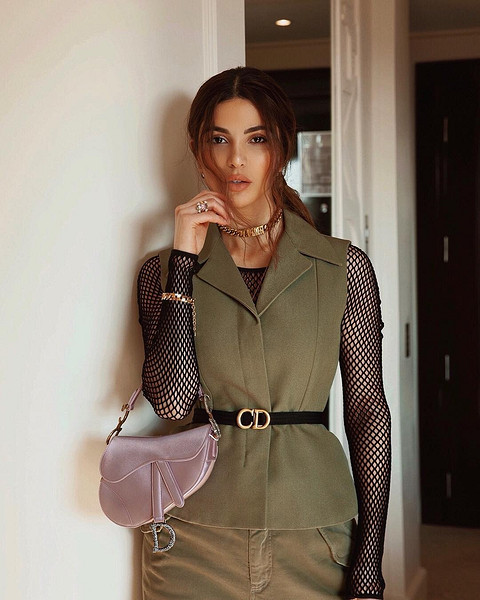 В июле прошлого года модный дом Dior перевыпустил свою знаменитую сумку-седло, которая моментально появилась в Instagram всех модных блогеров, инфлюенсеров и звезд. Несмотря на то, что су...