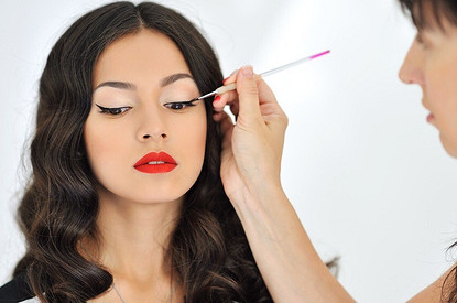 Как рисовать стрелки жидкой подводкой: секреты от визажиста