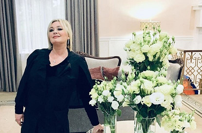 Лариса Гузеева в странном наряде устроила фотосессию в центре Москвы