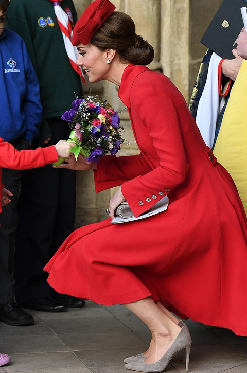 Если ты принадлежишь королевской семье, то тебе не позволительно появляться на официальных мероприятиях в обуви без каблука. А Кейт Миддлтон папарацци даже заставали несколько раз, занима...