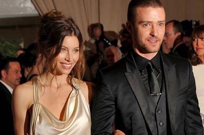 Джастин Тимберлейк и Джессика Билл устроили соревнования по метанию топоров (видео)