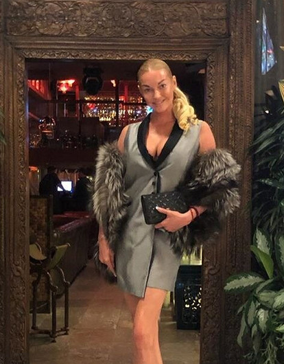 «Волочковский маваши»: Анастасия Волочкова открыла бутылку ногой (видео)