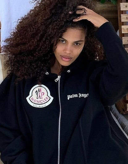 Молодая мама Тина Кунаки похвасталась идеальной фигурой