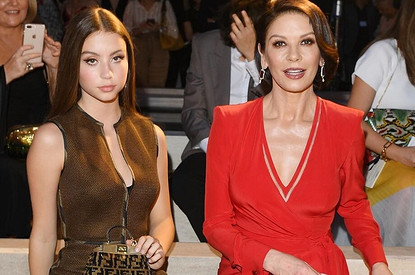 Кэтрин Зета-Джонс вывела в свет 16-летнюю дочь