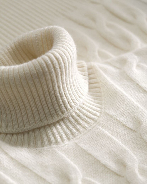 Кашемировый джемпер или свитер — это не только идеальный базовый элемент гардероба для холодного времени года, но и та вещь, которая идет абсолютно всем. Кроме того, сложно представи...