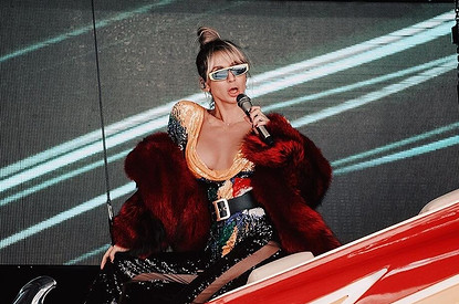 Светлана Лобода устроила фотосессию в ярком бикини на фоне пальм