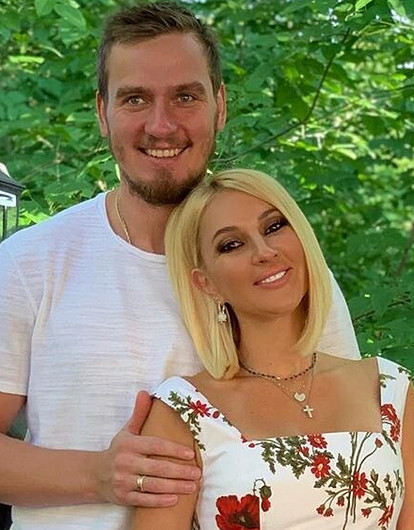 Лера Кудрявцева отпраздновала первый день рождения дочери в бассейне