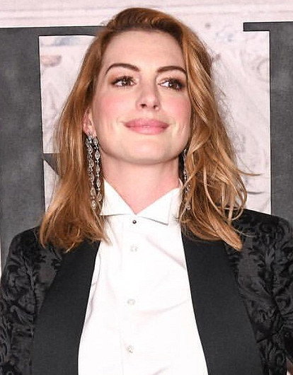 Энн Хэтэуэй впервые вышла в свет после объявления о беременности