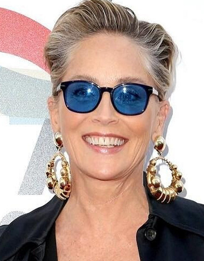 Шэрон Стоун показала, как сделать селфи без морщин