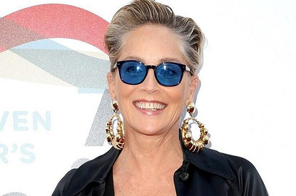 Шэрон Стоун показала, как сделать селфи без морщин