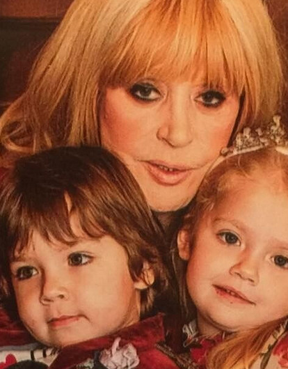 Пятилетняя дочь Аллы Пугачевой занялась йогой (видео)