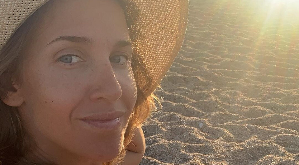Юлия Ковальчук устроила жаркую фотосессию с подругой на пляже