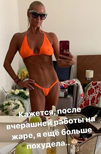 Конечно же, Волочкова опубликовала множество фото с греческого курорта. Балерина иногда разбавляет раздельные купальники слитными, но делает ставку на мини-бикини. После череды неоновых к...