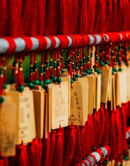 Знаки зодиака, которым всегда нужно носить с собой обереги от сглаза