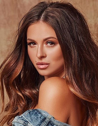 Подруга Нюши случайно показала лицо ее дочери (видео)