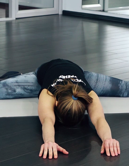 Учимся садиться на шпагат: тренировка от профи (видео)