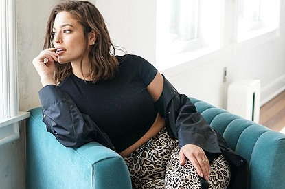 Бодипозитив в деле: Эшли Грэм показала растяжки во время беременности