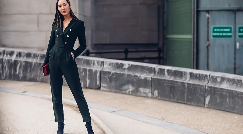 С чем носить джинсы и брюки-бананы: 10 идей для модных образов на каждый день