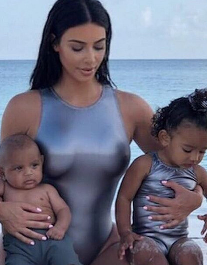 Ким Кардашьян показала, как ее дочь играет со змеей (видео)