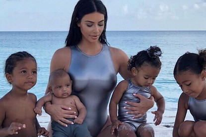 Ким Кардашьян показала, как ее дочь играет со змеей (видео)