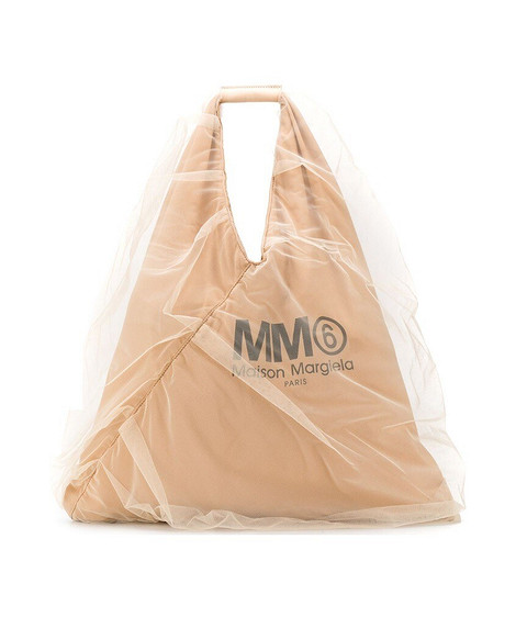 Невесомую органзу дизайнеры использовали и при создании аксессуаров. Например, бренд MM6 выпустили сумку-тоут в спортивном стиле с отделкой из органзы. Аксессуар выглядит невероятно роман...