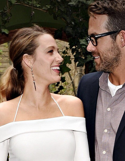 Райан Рейнольдс поздравил жену с днем рождения серией ее неудачных фото (вот это любовь)