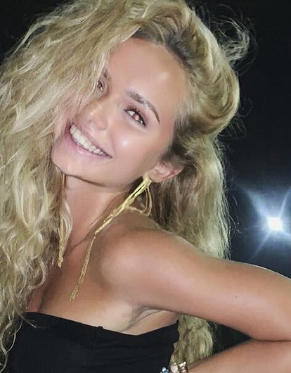 Стеша Маликова ушла в отрыв в ночном клубе в провокационном образе (видео)